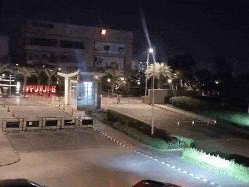 सोमवार रात को मॉल के एंट्री पर बैरिकेड लगाकर आवाजाही रोकी गई थी।