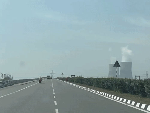 हिसार में गर्मी के बीच थर्मल पावर प्लांट खेदड़ से निकलता धुआं।