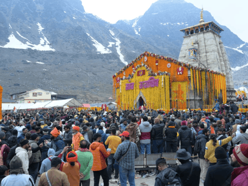 धाम के मुख्य दरवाजे के आगे फूलों से सांब सदाशिव लिखा गया है।