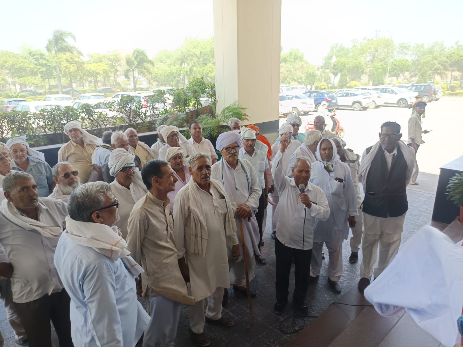 विरोध प्रदर्शन कर लघु सचिवालय की ओर जाते सेवानिवृत कर्मचारी।