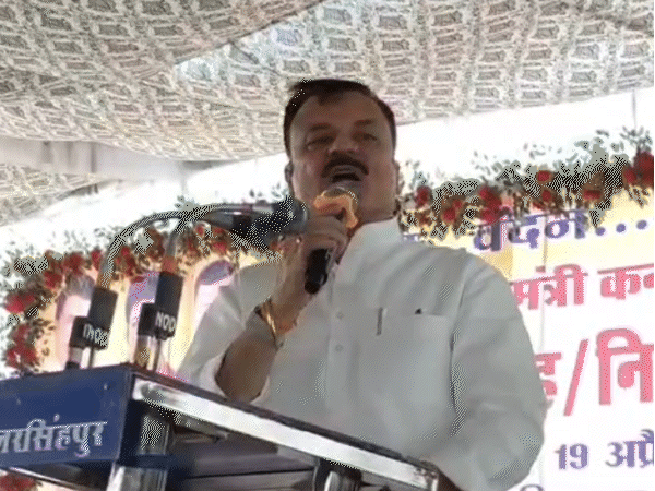 नरसिंहपुर में मंत्री राव उदय प्रताप सिंह ने नवविवाहित जोड़ों को अजीब सलाह दे डाली।