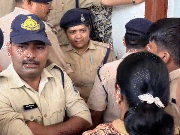 मुरैना में सीएम से मिलने पहुंची महापौर को रोका तो उनकी पुलिसकर्मियों से बहस हो गई।