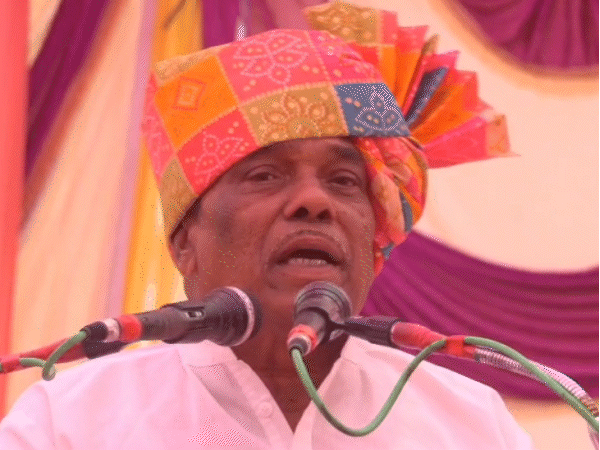 मंडला में पूर्व मंत्री देव सिंह सैयाम ने मंत्री संपतिया उईके को बिना नाम लिए खरी-खोटी सुनाई।