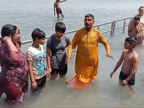 हर-हर गंगे के जयकारे लगाता पूरा परिवार।