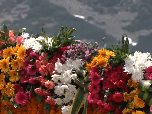 पूरे मंदिर की सजावट के लिए टीम गुजरात से बुलाई गई है।