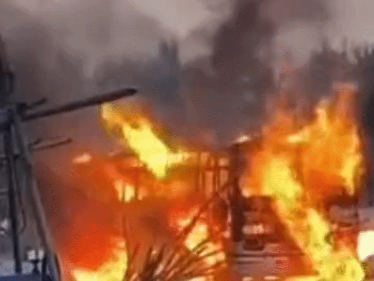 यह तस्वीर मेरठ की है। यहां चलती सीएनजी बस में अचानक आग लग गई।