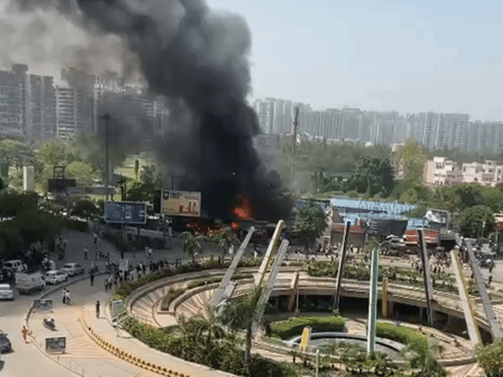 गाजियाबाद के गौर चौक के पास मार्केट में मंगलवार दोपहर अचानक आग लग गई। हादसे में करीब 20 दुकानें जल गईं।