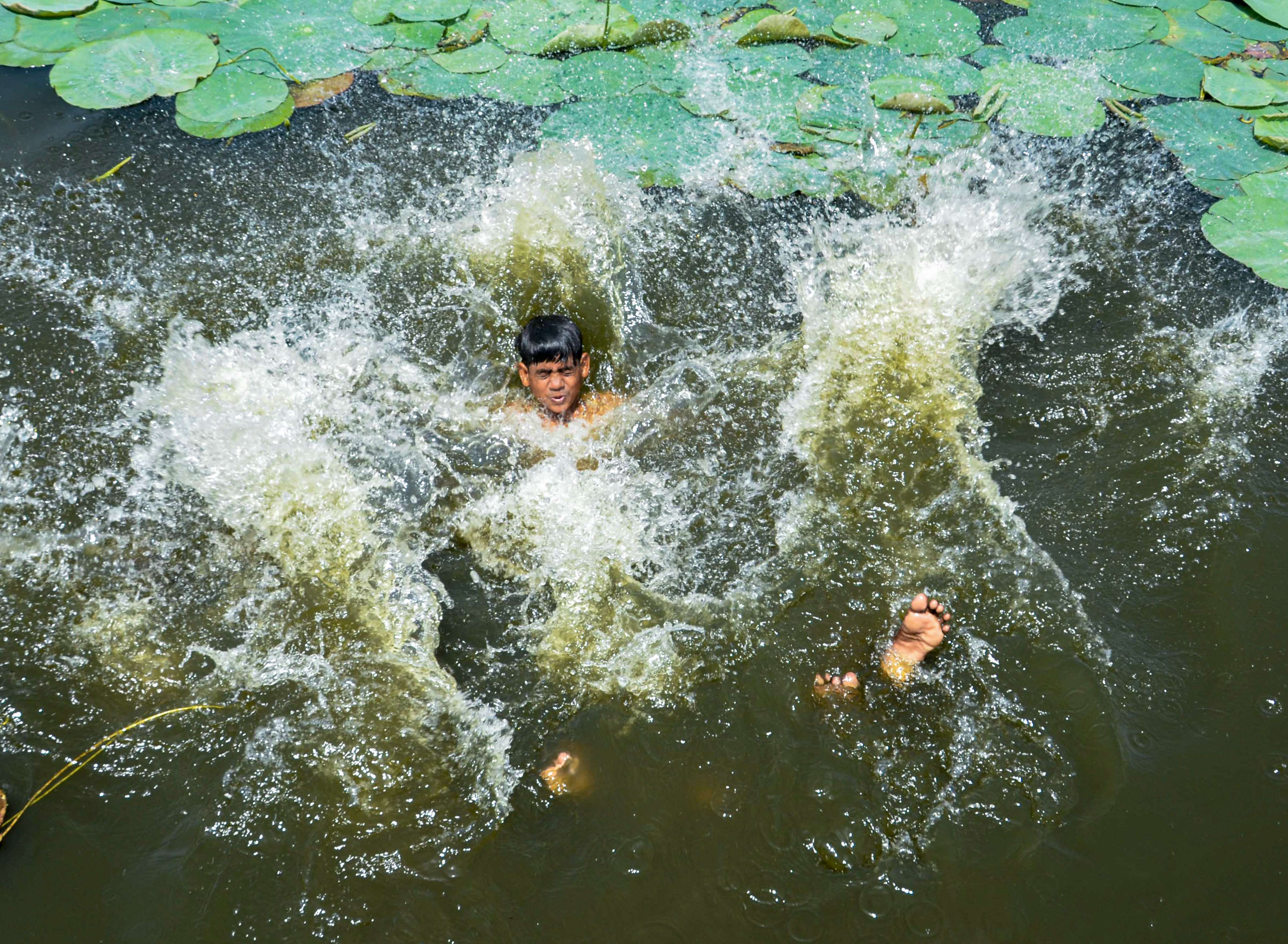 मिर्जापुर में गर्मी से बचने के लिए एक लड़के ने तालाब में छलांग लगा दी। यहां सोमवार को अधिकतम तापमान 40 डिग्री के पार रहा।