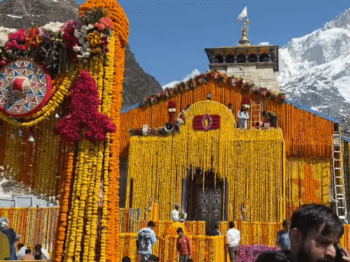केदारनाथ धाम ५१ क्विंटल फुलांनी सजवले जात आहे.