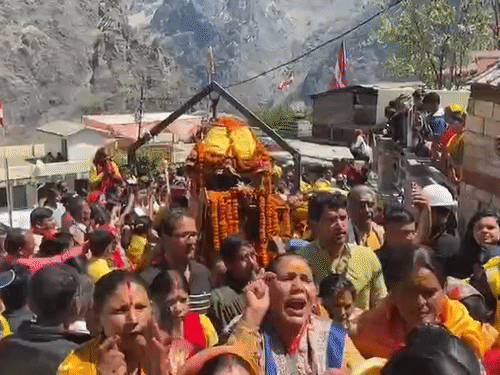 चमोली येथील नृसिंह मंदिरातून बद्रीनाथकडे जाणारी बद्री विशाल यांची डोली.