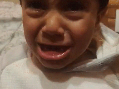 टीचर की पिटाई से सहमा बच्चा रोते हुए। - Dainik Bhaskar