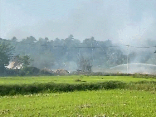 फैक्ट्री का शेड खेत के बीच बना था, फायर ब्रिगेड की टीम ने मौके पर पहुंचक आग पर काबू किया।