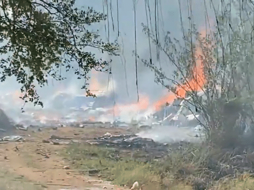 धमाके में आसपास के घरों को भी नुकसान पहुंचा है। कुछ मजदूर मामूली चोट के साथ बाहर निकलने में सफल रहे।