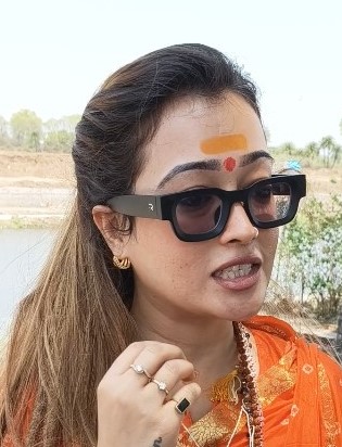 संन्यास के बाद भी सनग्लास और मेकअप में दिखीं हर्षानंद गिरि।