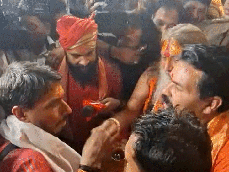 लेंसकार्ट शोरूम में कर्मचारियों को तिलक लगाया और मंत्रोच्चार के साथ कलावा बांधा।