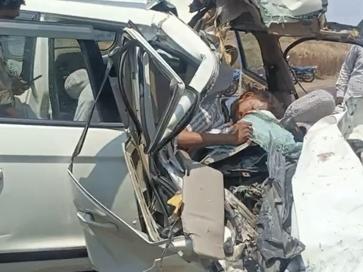 मृतक और घायल कार के भीतर फंस गए थे।
