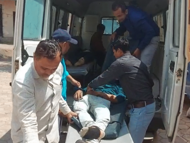 घायलों को एम्बुलेंस से सामुदायिक स्वास्थ्य केंद्र पहुंचाया गया।