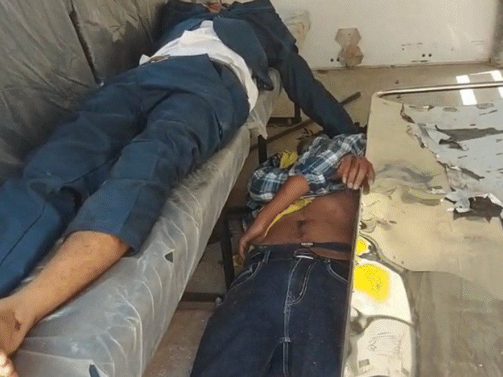 इलाज के दौरान दो युवकों की मौत हो गई।