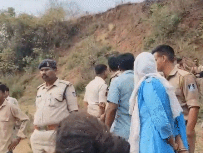 कार्रवाई के दौरान पुलिस व ग्रामीणों में हंगामा भी हुआ था।