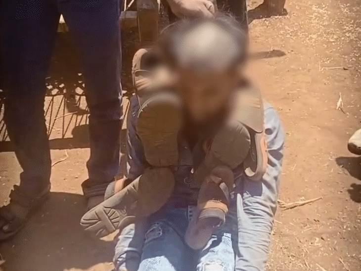 युवक के गले में जूते-चप्पलों की माला पहनाई गई।