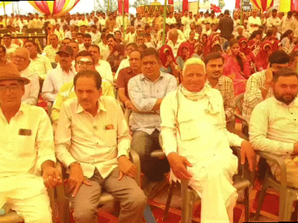 कार्यक्रम में मौजूद लोग।