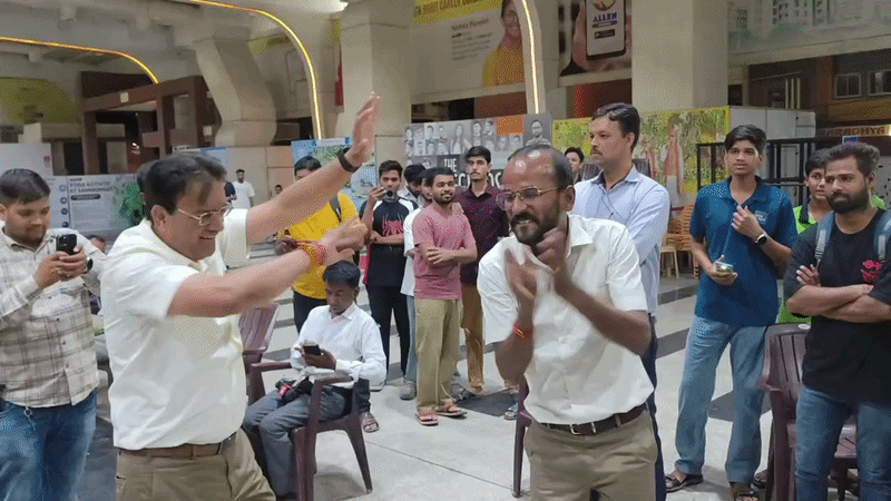 जेईई मेन रिजल्ट जारी होने के बाद कोटा में खुशियां मनाई गई, क्योंकि कोटा से टॉप टेन में स्टूडेंटस शामिल रहे