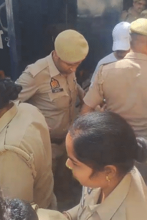 पुलिस घेरे में कोर्ट लाया गया मुस्कान का प्रेमी साहिल सफेद टी-शर्ट और सफेद कैप पहने था।