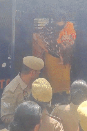 जेल वैन से मुस्कान अपनी बच्ची को गोद में लेकर उतरी। उसने पीला सूट और काला दुपट्‌टा पहन रखा था।