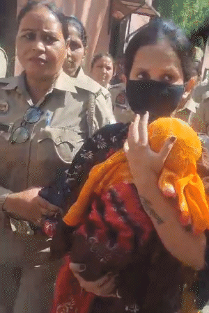 दो महिला पुलिसकर्मी मुस्कान का हाथ पकड़े रहीं।