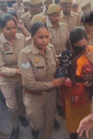 कोर्ट परिसर में पुलिसकर्मी लोगों को मुस्कान से दूर करते रहे।