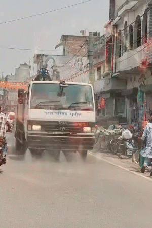 बिहार के सुपौल में नगर निगम ने सड़कों पर पानी का छिड़काव किया है।