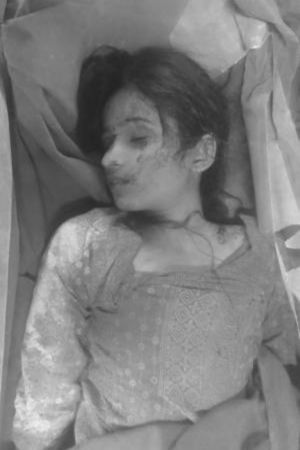 लड़की के सीने पर चाकू से 5 से 6 वार के निशान मिले हैं।