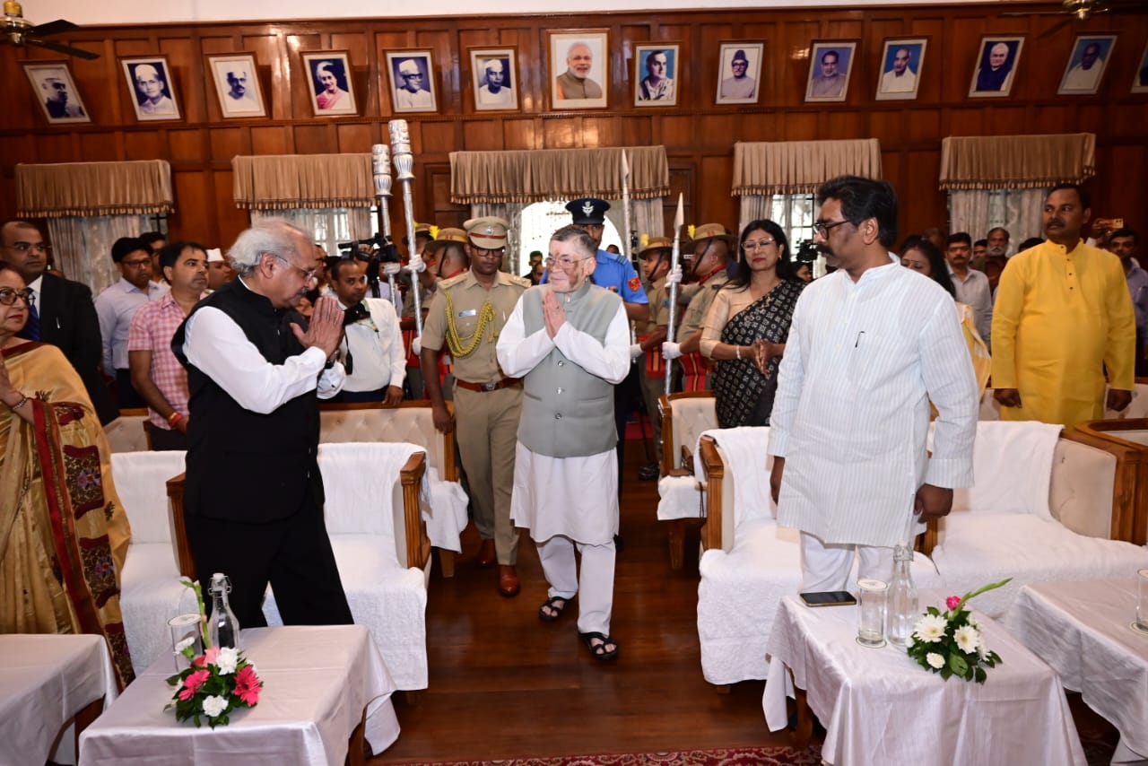 कार्यक्रम के दौरान राज्य के मुख्य सचिव अविनाश कुमार ने नियुक्ति से संबंधित वारंट का वाचन किया।