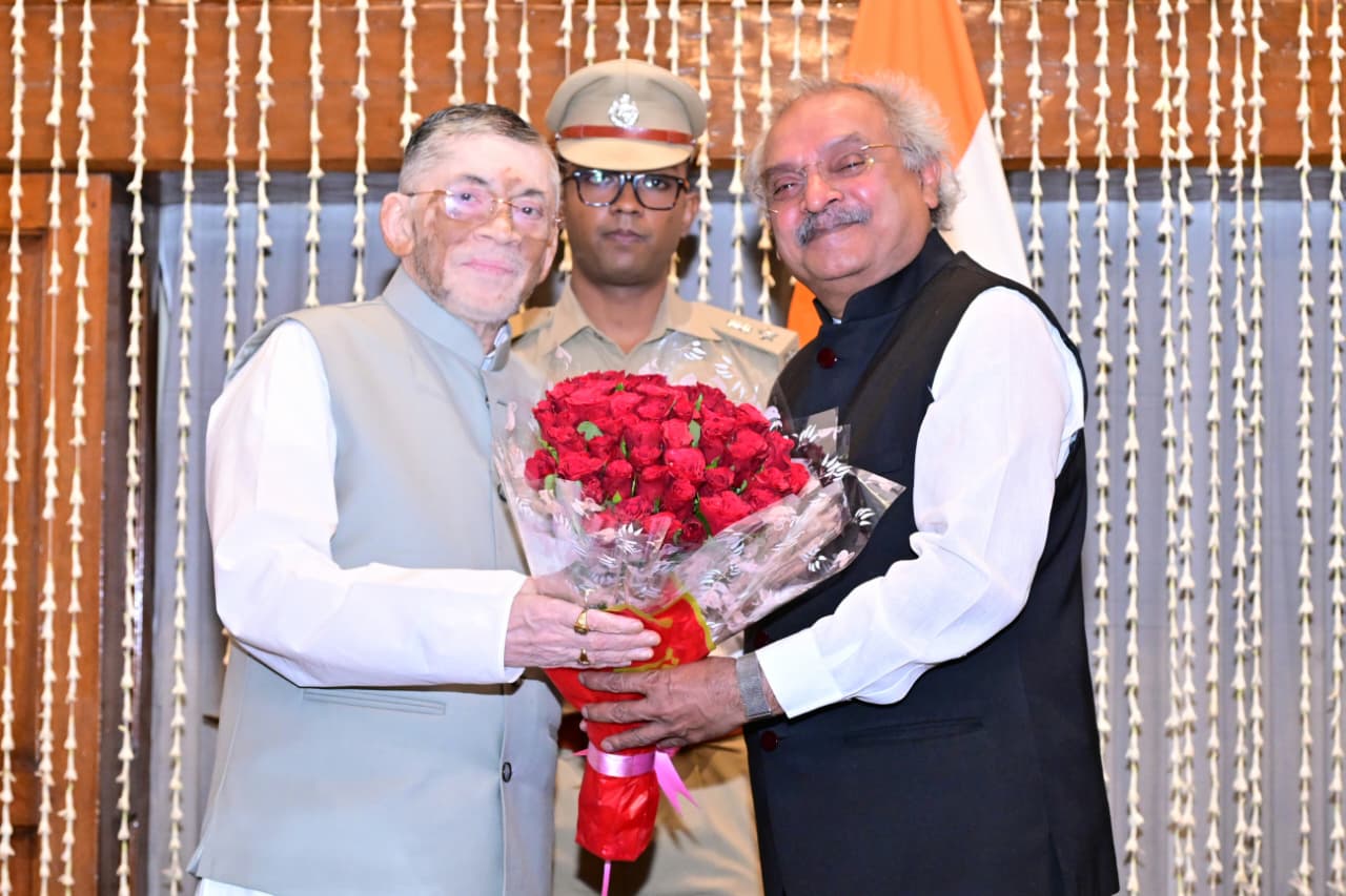 राज्यपाल संतोष कुमार गंगवार ने झारखंड हाईकोर्ट के सेवानिवृत्त न्यायाधीश अमिताभ कुमार गुप्ता को लोकायुक्त पद की शपथ दिलाई।