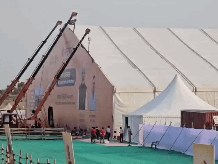 रिफाइनरी में जहां आग लगी, वहां से महज 800 मीटर की दूरी पर प्रधानमंत्री नरेंद्र मोदी का सभा स्थल था। यहां बनाए गए डोम को हटाया जा रहा है।