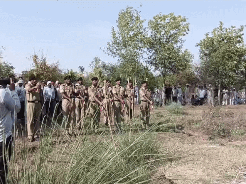 गांव लालामंडी निवासी बीएसएफ जवान संजय सिंह को सैन्य सम्मान के साथ अंतिम संस्कार किया। - Dainik Bhaskar