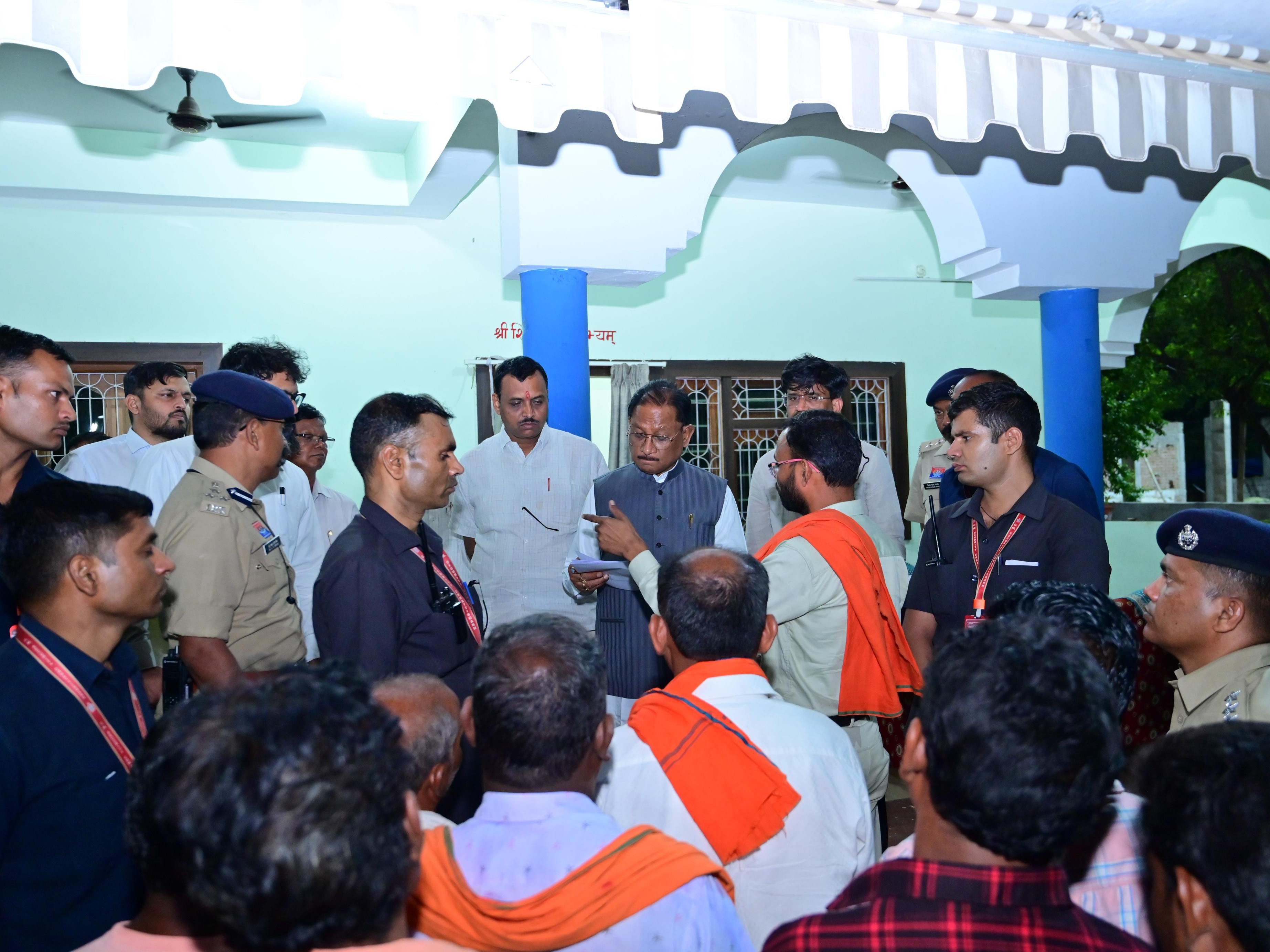 जनदर्शन में लोगों की समस्याएं सुनते हुए नज़र आए मुख्यमत्री साय - Dainik Bhaskar