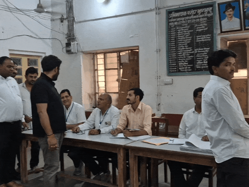 मतदाता के लाइन और वोटिंग प्रक्रिया का दृश्य