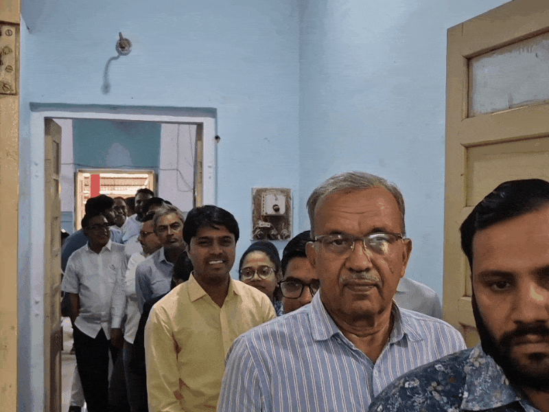 पूरे जोश से मतदाता मत देने लाइनों में खड़े नजर आए