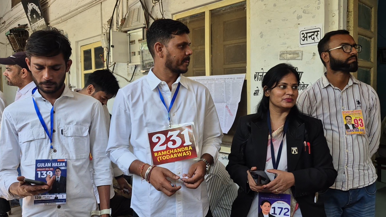 बार काउंसिल में प्रत्याशियों के समर्थक