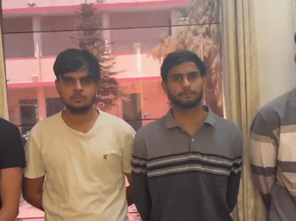 पुलिस के सामने अपनी गलती स्वीकारते बच्चे