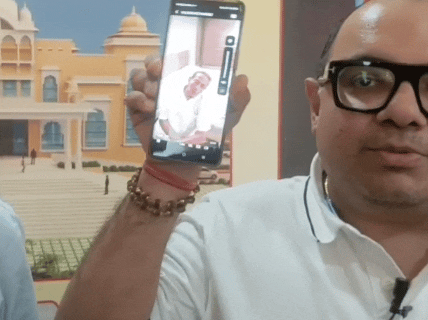 प्रेस कॉन्फ्रेंस में सबूत दिखाते पदाधिकारी।