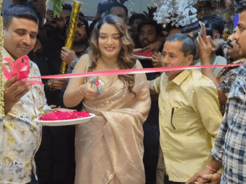 आम्रपाली दुबे ने फीता काटकर ज्वेलरी शोरूम का उद्घाटन किया।