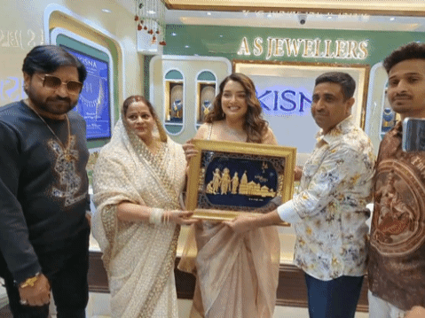 आम्रपाली दुबे का फूलों के बुके और राम मंदिर मोमेंटो से सम्मान किया गया।