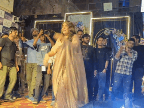 टूट जाई राजा जी पलंग सागवान के…” जैसे गानों पर ठुमके लगाकर आम्रपाली ने फैंस का दिल जीता।