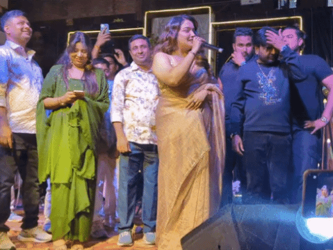 हटे हटवले, ना हटे नजरिया हो…और जान मारे हो मरून कलर सड़िया…गाना गाकर आम्रपाली दूबे ने दर्शकों का दिल जीत लिया।