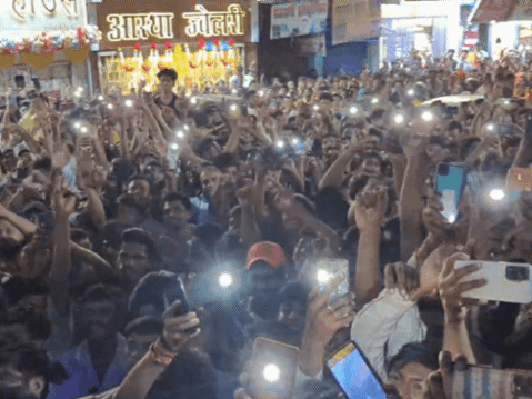 आम्रपाली दूबे की झलक देखने के लिए उनके फैंस 5 घंटे से अधिक समय तक उनका इंतजार करते रहे।