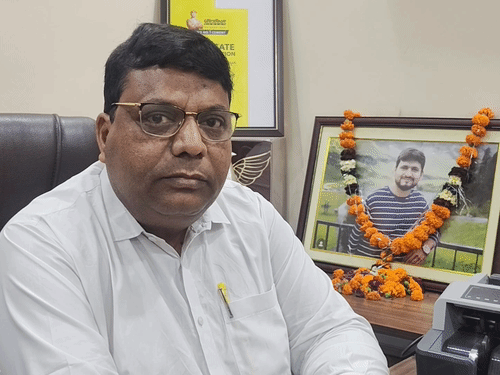 ये शुभम के पिता संजय द्विवेदी हैं। इनका कहना है कि शुभम की मां को बेटे की मौत के गम से उबारना मुश्किल था।