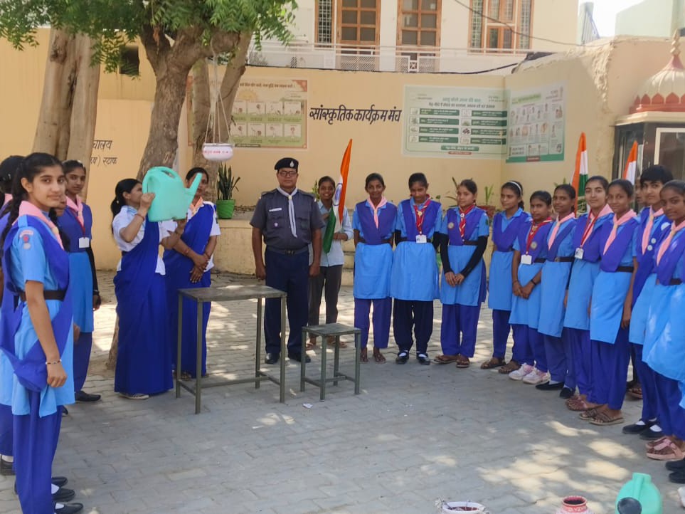 परिंडे लगाकर पानी डाला गया।