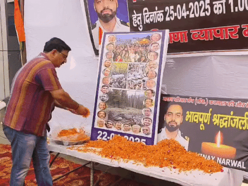 लेफ्टिनेंट विनय नरवाल को श्रद्धांजलि देते हुए।